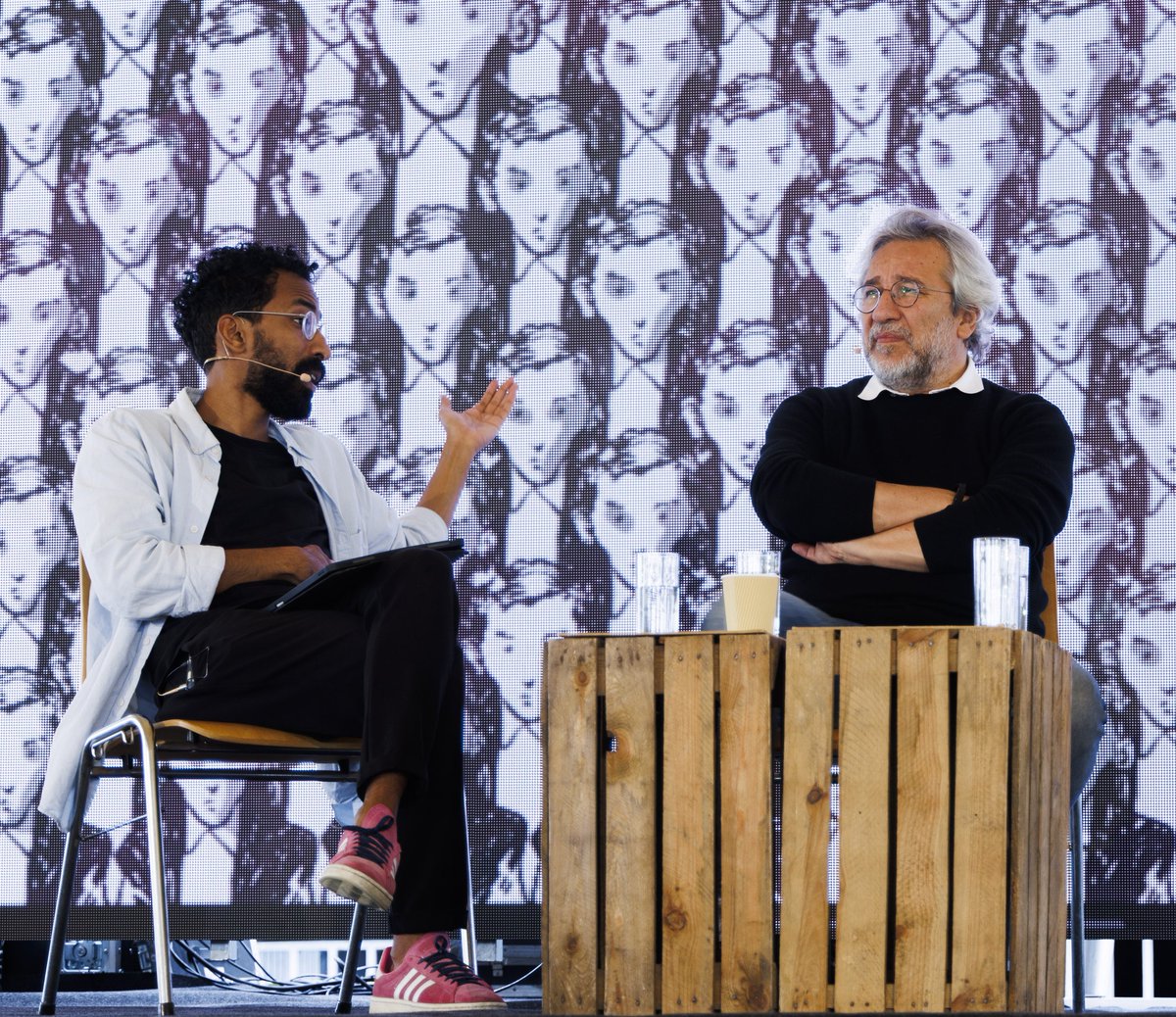 "Journalist <a href="/candundaradasi/">Can Dündar</a> und Karikaturist <a href="/anwarjbr/">Anwar أنور</a> erzählen in einer perfekt dokumentierten Graphic Novel, wie aus dem frommen Jungen, der davon träumte, Fußballstar zu werden,ein politisches Tier wurde, das vom ganzen Volk gefürchtet und verehrt wird" actuabd.com/Le-BD-Comic-St…