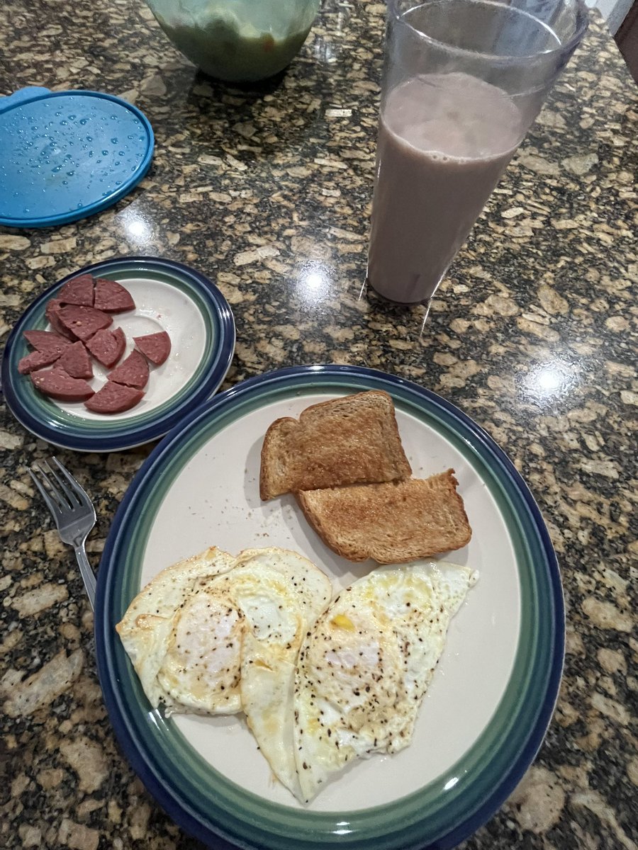 BrendanGiddings's tweet photo. #OutTrainOutEatOutCompete #FreeCoachHedges https://t.co/uSvX2dPLfE