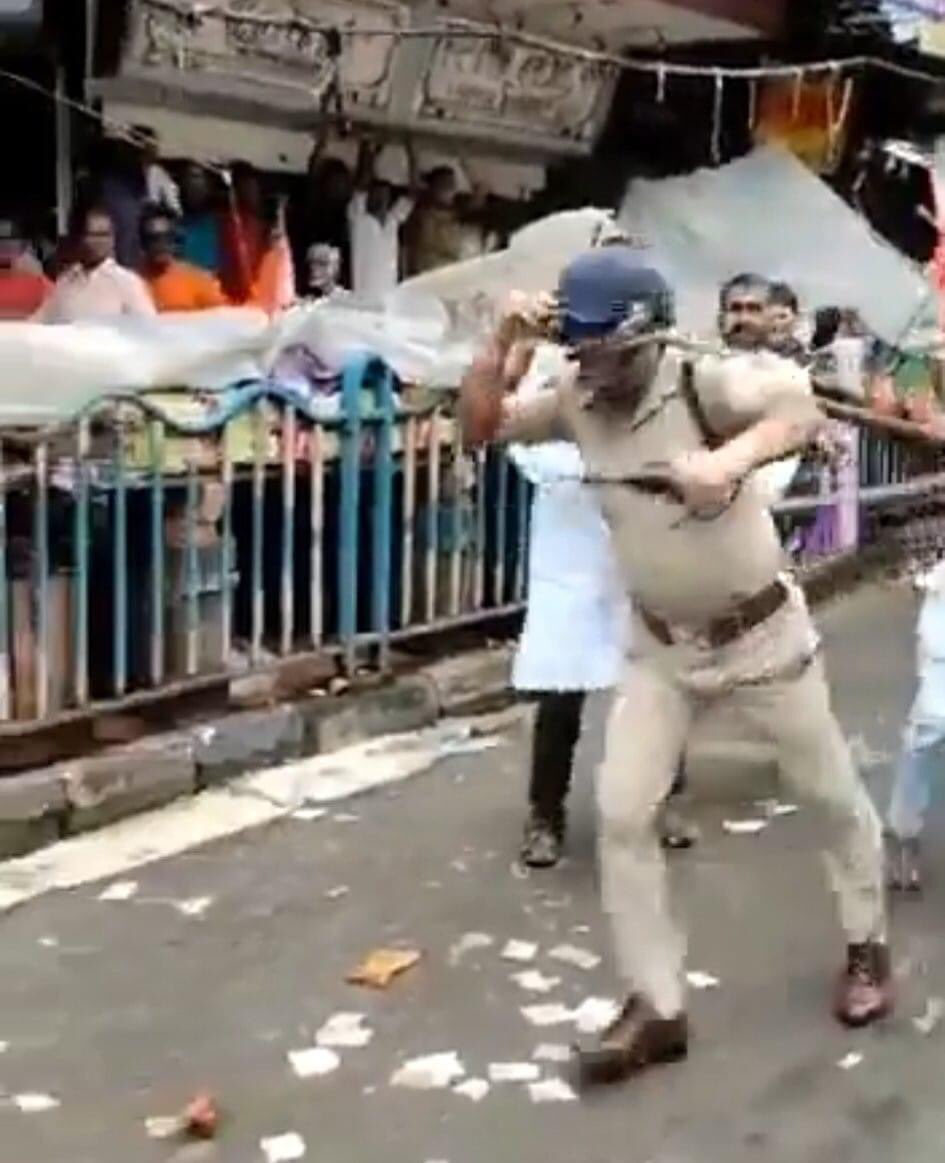 Sharique_F's tweet photo. Pic 1: How brutally BJP goons attacked Kolkata Police Assistant Commissioner.

Pic 2: Fracture hand of the assistant commissioner who was attacked in the rally. He has been admitted to the hospital.

Those who put their hands on the uniform should not be spared. #ShameOnBJP https://t.co/KowadcEATd