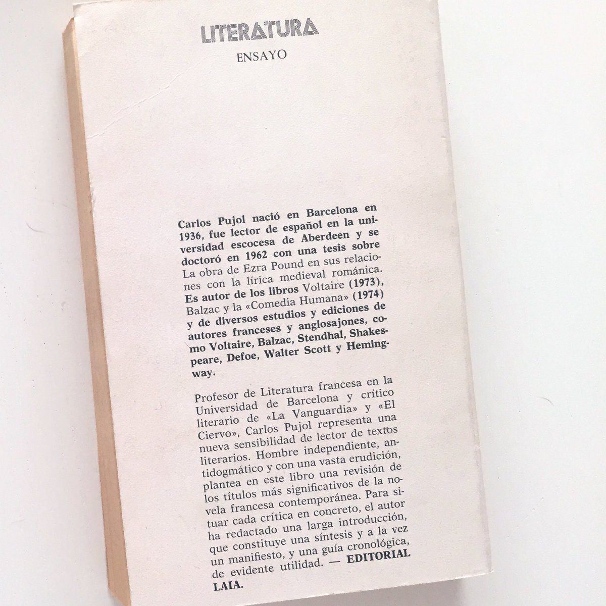 Quien desee saber qué es un lector, que busque este libro de Carlos Pujol / Es difícil de conseguir, pero retribuye cualquier esfuerzo que se haga con el espectáculo, cada día menos habitual, de alguien que lee para pensar y piensa para leer / #SoyFan