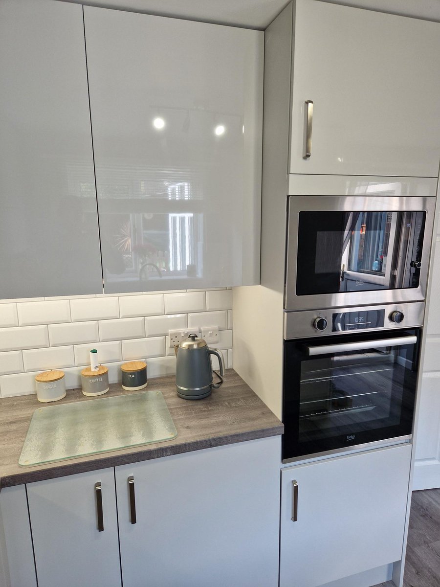 thekitchendepot's tweet image. The Hollis-Jones household is thoroughly enjoying their brand new kitchen 🤍

Their Zara Gloss design features Light Grey doors and Grey Brown White River Oak worktops. You can find more of our customer kitchens online bit.ly/3LdUuWH

#GlossKitchen #GreyKitchen