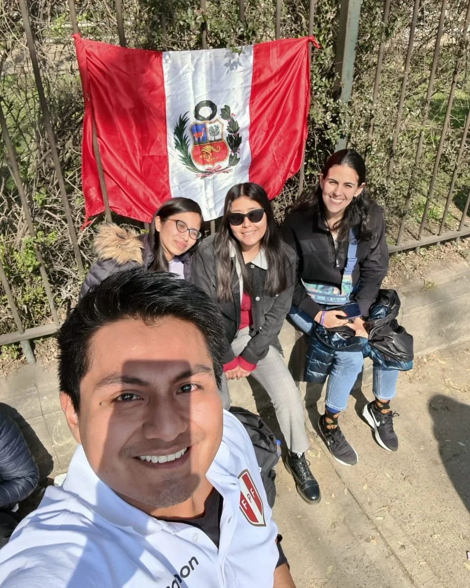 dualipaperufan1's tweet photo. Fans peruanos verán hoy a Dua Lipa en Argentina 🇦🇷!!!

#perupresente #dualipaargentina #FNTourBuenosAires https://t.co/6MLMV3mkeu