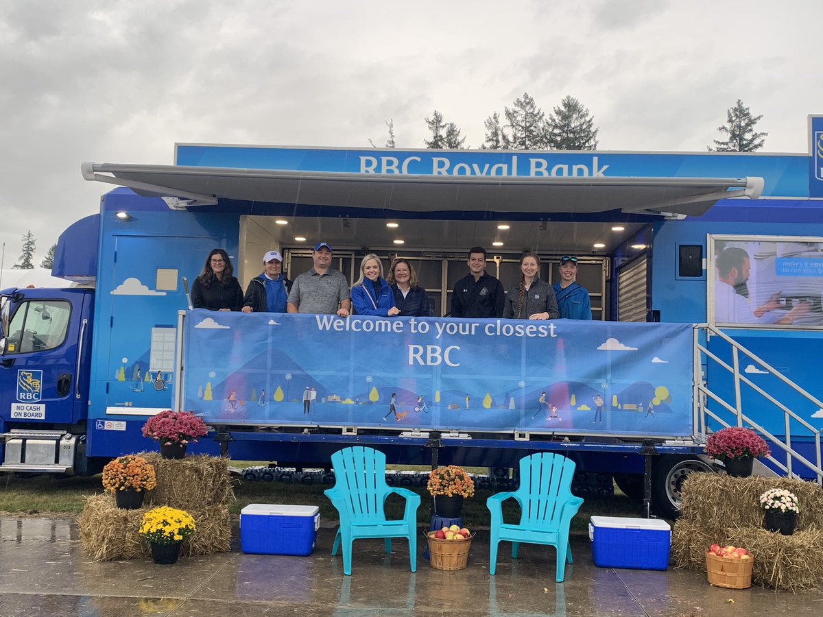 LornaMcKercher's tweet photo. We are ready for you to come visit!!! We have ATM, apples, chips, farm trivia, info on U of G farm management course and draw for 8 tickets to amazing country concert at Budweiser Gardens!!!  Come see us!! #RBCAg #COFS22 https://t.co/4o20VPSDC8