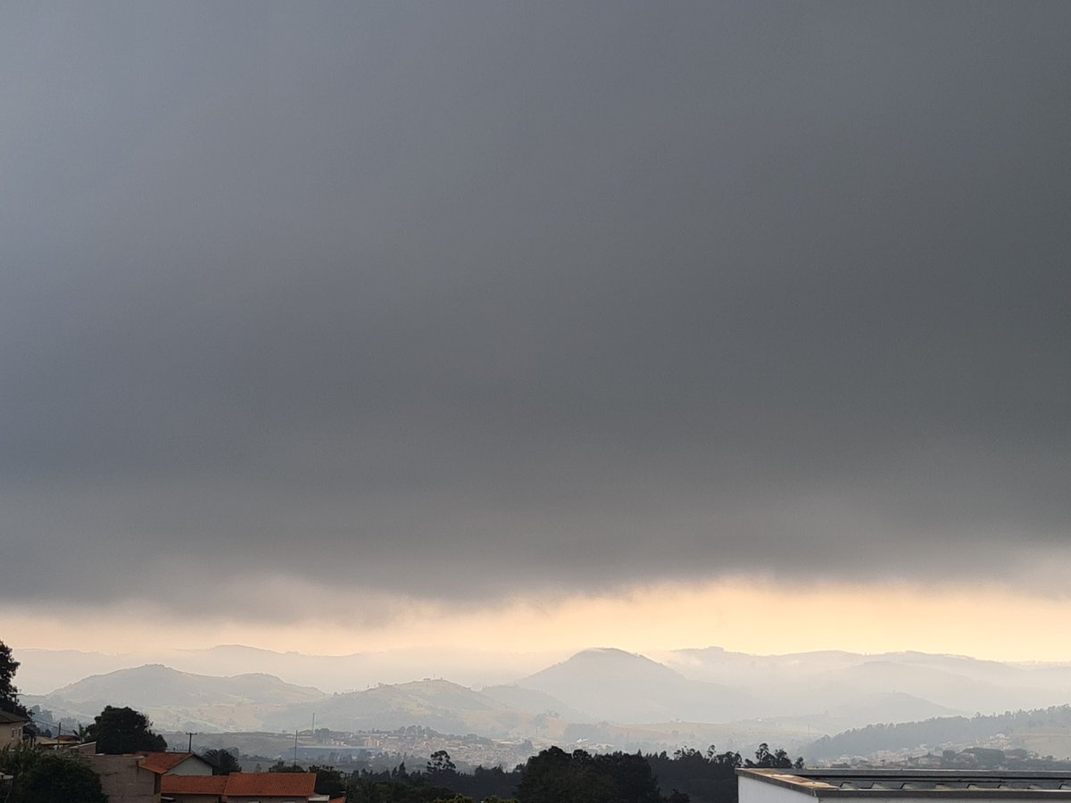 audreamarques's tweet photo. Olha a chuva chegando! Ficando tudo escuro agora em Morungaba #OlhaissoEPTV #EPTV https://t.co/R8k3TEca68