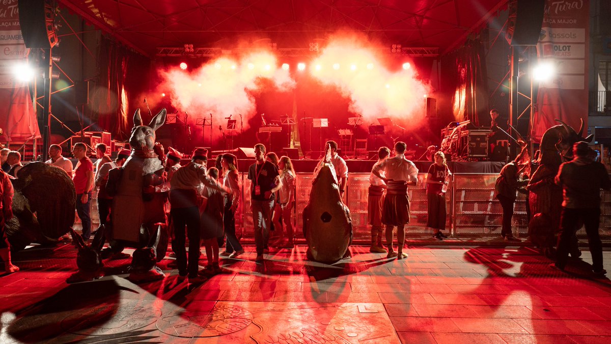 jordi_olot's tweet photo. Alguns moments del Seguici Popular de @FestesdelTura #Fdt22 organitzat per @eltiller_cat. Més fotos i galeria completa a IG: https://t.co/D2pnwRfC6I https://t.co/1reEjnyBZY