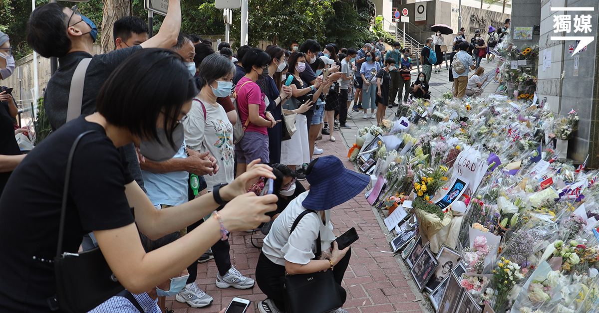 hkdc_us's tweet photo. Thousands of #HongKongers continue to pay their respects to Queen Elizabeth II. @UKinHongKong has extended opening hours &amp; warns of queues up to 3 hours long. One of the biggest recent manifestations of rejection of #CCP rule over #HongKong. https://t.co/rHcxSk6hlt https://t.co/hQOQqoxkXy
