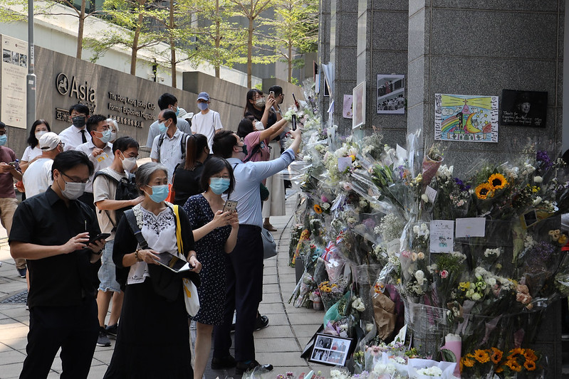hkdc_us's tweet photo. Thousands of #HongKongers continue to pay their respects to Queen Elizabeth II. @UKinHongKong has extended opening hours &amp; warns of queues up to 3 hours long. One of the biggest recent manifestations of rejection of #CCP rule over #HongKong. https://t.co/rHcxSk6hlt https://t.co/hQOQqoxkXy