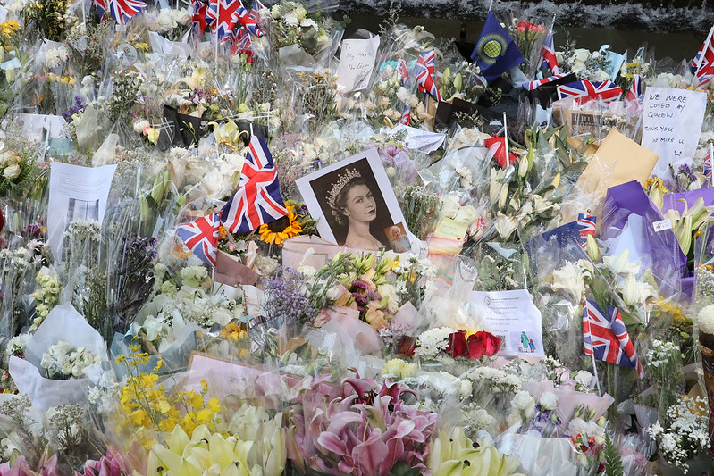 hkdc_us's tweet photo. Thousands of #HongKongers continue to pay their respects to Queen Elizabeth II. @UKinHongKong has extended opening hours &amp; warns of queues up to 3 hours long. One of the biggest recent manifestations of rejection of #CCP rule over #HongKong. https://t.co/rHcxSk6hlt https://t.co/hQOQqoxkXy