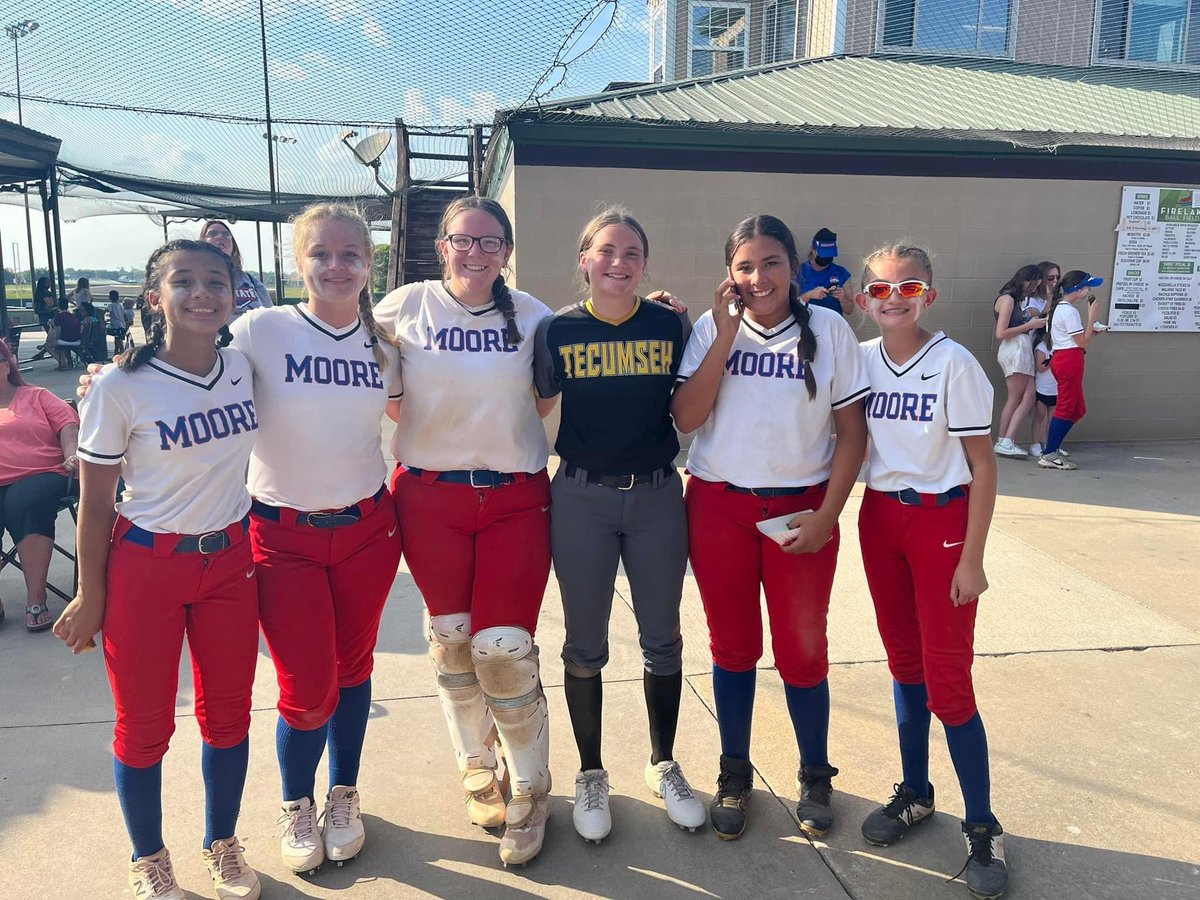 22Averyb's tweet photo. Sometimes we just cheer our team on, so much fun being with these #ladylions memories will be forever!
#mysoftballjourney #gt09premier #futurerazorback #WPS @RazorbackSB https://t.co/GOjBGaAHoL