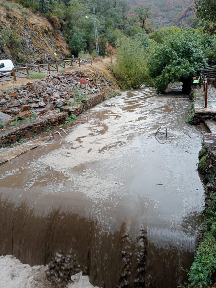 PacoCastanares's tweet photo. El chapapote de cenizas, restos vegetales quemados y tierra, multiplica los daños del incendio, contamina las aguas y mata toda la vida vegetal y animal que habita en ríos, gargantas y arroyos tras las lluvias.

Cabecera del río Ladrillar (Las Hurdes (Cáceres), ahora mismo https://t.co/weFNEkEOp9