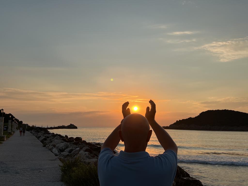 DVNLP_Team's tweet photo. Was ist positiv Denken im Sinne des NLP?
Heute ist der weltweite „Tag des positiven Denkens“. Anlass für mich (Ralf Dannemeyer) einmal darüber zu schreiben, was ich als DVNLP-Vorsitzender und NLP-Lehrender darunter verstehe.
https://t.co/PSFPVc8LQl https://t.co/4TNXqHBRzS