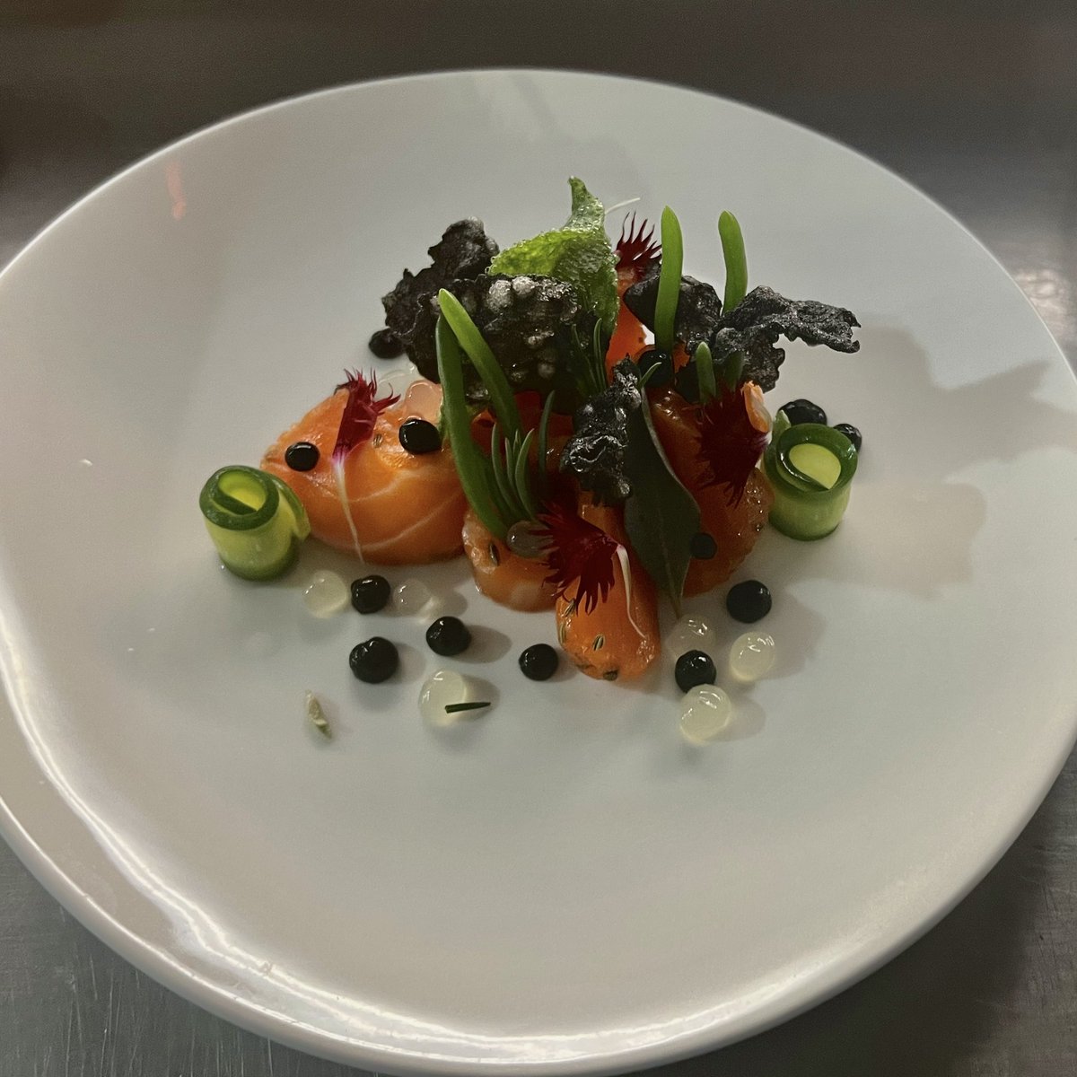 ohitsloy's tweet photo. Cured Orá King Salmon
Black Garlic
Yuzu
Sea Herbs https://t.co/4RZ1O22Jvi