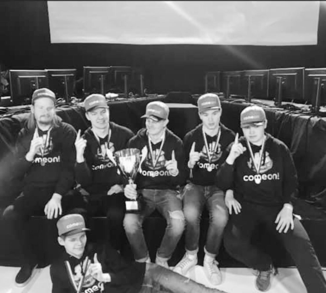 Thunboorg's tweet photo. Tre SM-guld och ett Eshl-guld (och kanske något silver som spelar mindre roll) senare så tackar jag för mig. 

#93out https://t.co/WY14RcIwFS