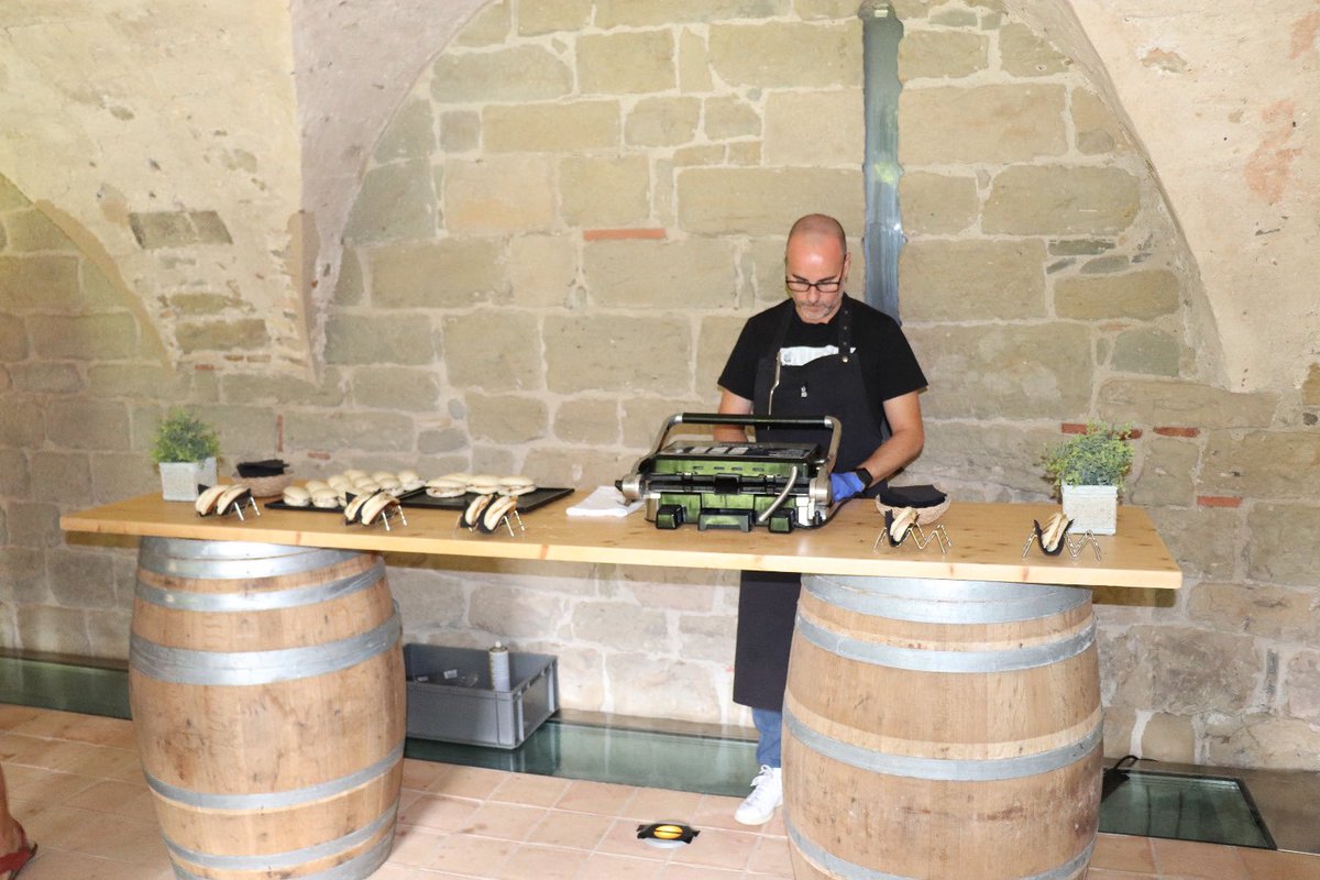 ✨Neix l'ÓH Festival, un slow festival de música i gastronomia a Sant Benet de Bages✨

🎶El Festival se celebrarà el cap de setmana del 15 i 16 d'octubre en diferents espais de Món Sant Benet i tindrà com a cap de cartell el músic Ramon Mirabet.

➕ja.cat/UQFvc
