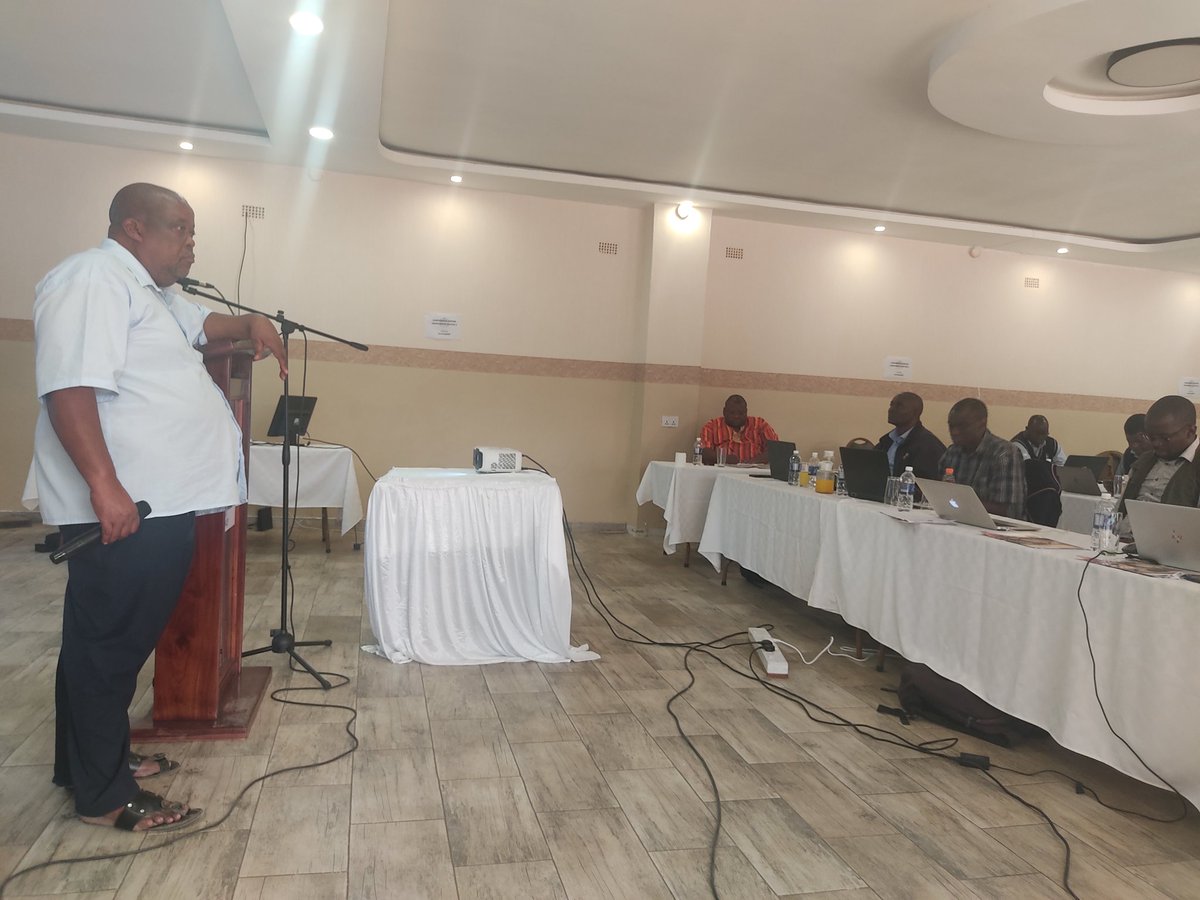 LIPSZim's tweet photo. @LIPSZim partners from government of #Zimbabwe, national agricultural research and extension services, #ILRI, #Cirad are discussing the roles of Innovation Platforms/Innovation Communication Platforms to increasing adoption of improved fodder by farmers. https://t.co/QMKetIdJVk