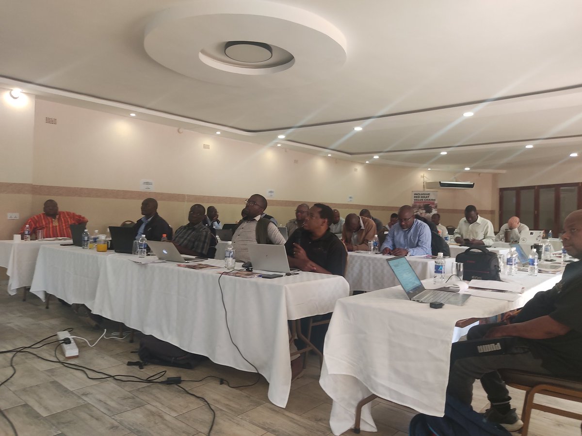 @LIPSZim partners from government of #Zimbabwe, national agricultural research and extension services, #ILRI, #Cirad are discussing the roles of Innovation Platforms/Innovation Communication Platforms to increasing adoption of improved fodder by farmers.