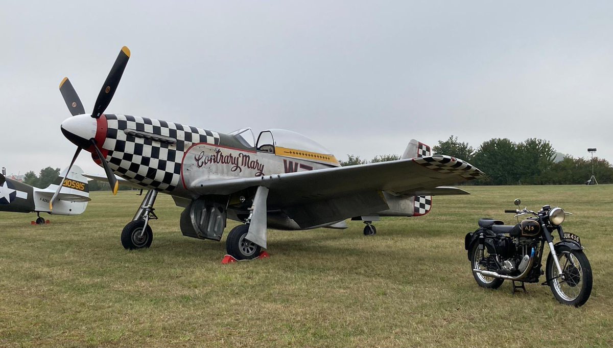 Virage8's tweet photo. Quand Antoine, membre de Virage8 rencontre deux légendes mécaniques au Air Legend airshow de Melun, on oublie l’apesanteur et on décolle ! 
#passion #plaisir #partage #thisisvirage8 #virage8 #enjoyyourride #enjoyyourlife #eyreyl #cestgeant
Photo credit Antoine B @ Virage8 https://t.co/QuWhqEZw3R