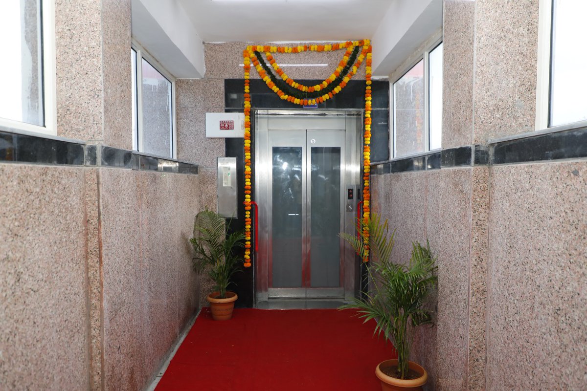 SCRailwayIndia's tweet photo. Giving a major boost to the passenger amenities. Three 
New #Lifts at Sitafalmandi Railway Station set up for the convenience of passengers.
@RailMinIndia @kishanreddybjp 
@drmhyb https://t.co/nlpsLG0tb5