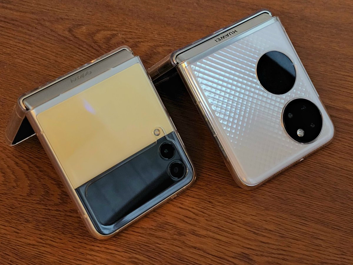 JunIc_jp's tweet photo. Galaxy Z Flip3 and HUAWEI P50 Pocket... https://t.co/ubqK59a4Vx