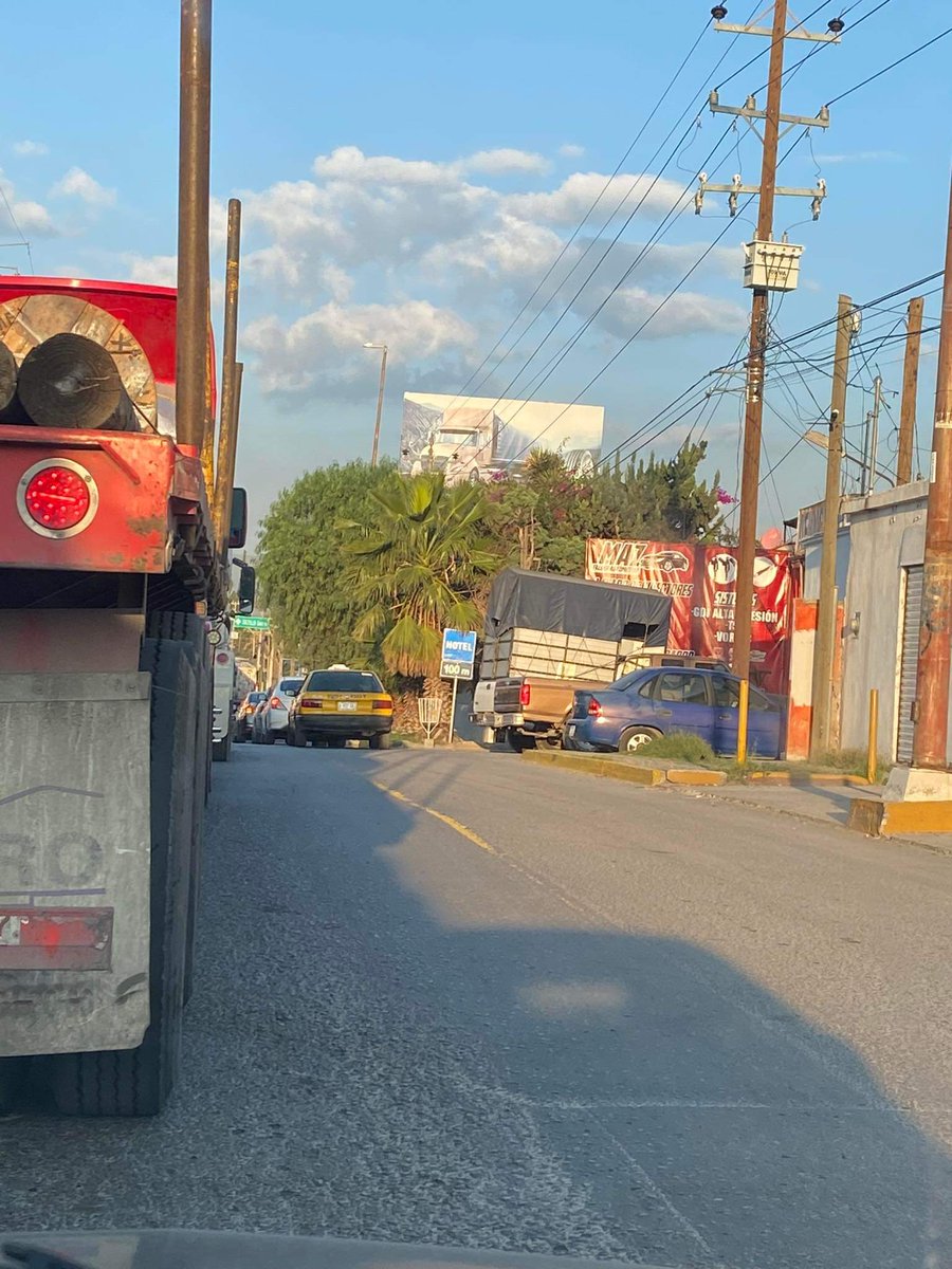 patyrk's tweet photo. @CICsal deberían poner postes en la ciclovía para que los vehículos no lo tomen como carril y se pasen el semáforo en rojo, lateral Blvd. Fundadores semáforo calle 17 ampl Morelos ote-pte https://t.co/gMoakU3Mc4