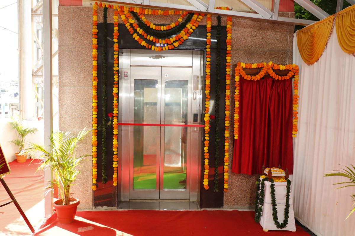 SCRailwayIndia's tweet photo. Giving a major boost to the passenger amenities. Three 
New #Lifts at Sitafalmandi Railway Station set up for the convenience of passengers.
@RailMinIndia @kishanreddybjp 
@drmhyb https://t.co/nlpsLG0tb5