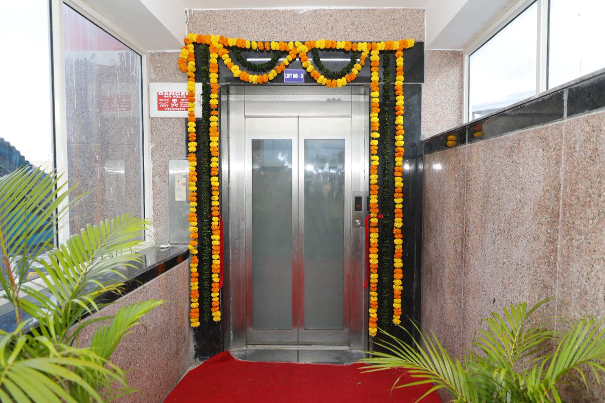 SCRailwayIndia's tweet photo. Giving a major boost to the passenger amenities. Three 
New #Lifts at Sitafalmandi Railway Station set up for the convenience of passengers.
@RailMinIndia @kishanreddybjp 
@drmhyb https://t.co/nlpsLG0tb5