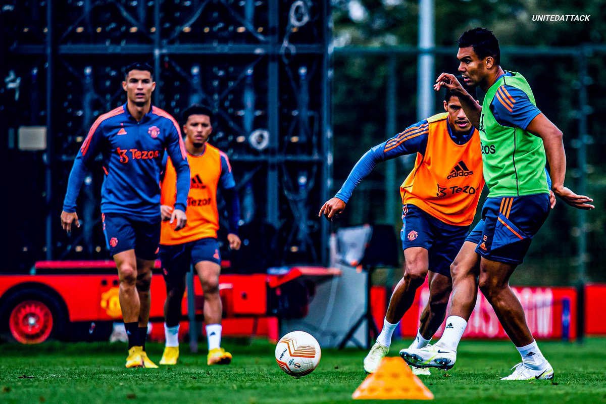 unitedattackID's tweet photo. Pemilik total 14 gelar Champions League dalam satu foto 📷 , yang sedang latihan mempersiapkan away ke Moldova untuk melawan Sheriff di Europa League. #MUFC #UnitedAttack 
 
The real cari tantangan boss👊🔥 https://t.co/K83K6ZBZXm