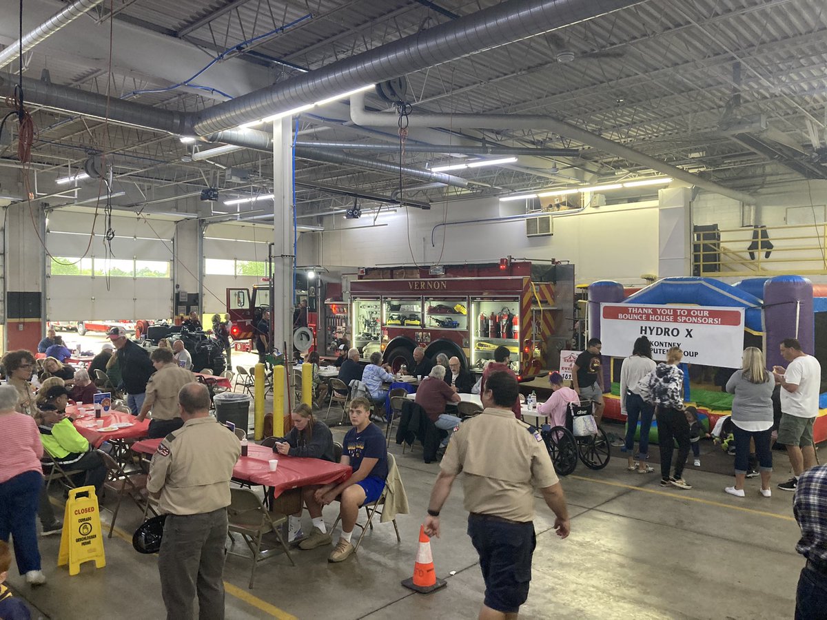 NikRettingerWI's tweet photo. Enjoyed the annual pancake breakfast and open house at the Vernon Fire Department. There was a great turnout from the community despite the heavy rain! ππ₯πΊπΈ
#NikRettingerForStateAssembly
#VernonFireDepartment #PancakeBreakfast https://t.co/SEJh0ObaBe