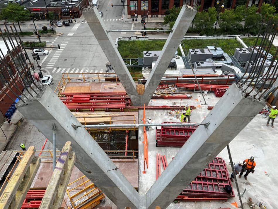 thebiggreenw's tweet photo. Close-up of the Y-columns taking shape for the future 30-story 160 N. Morgan in Chicago's Fulton Market District. These Y-columns will support the southern tower that will rise over the podium. #WalshAtWork @sterlingbay @bKLarchitecture https://t.co/D7bilLmRzN