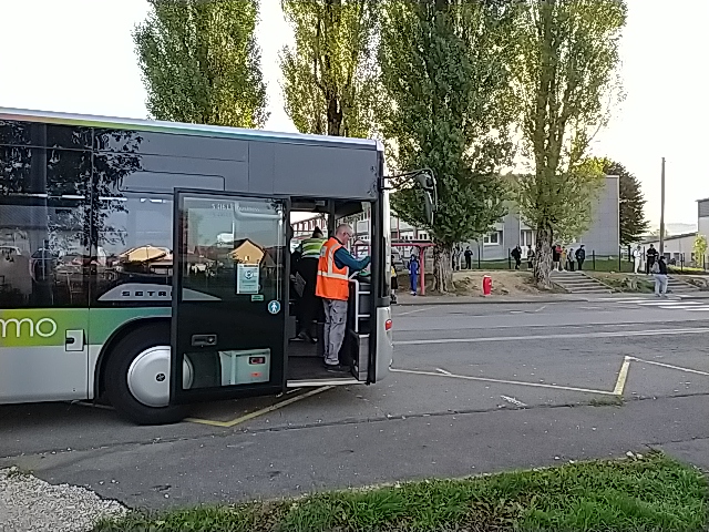 Gendarmerie_90's tweet photo. #routeplusure
Mardi 13 septembre 2022 au lycée de DELLE - Le PMO contrôle les transports scolaires conjointement avec la DREAL.
#NotreEngagementVotreSécurité https://t.co/JoNesHW2ML