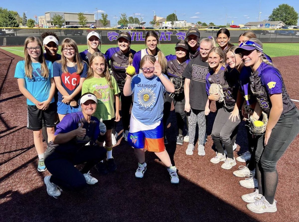arndt_ashton's tweet photo. Special night yesterday! Thank you Faith and Gillian for throwing out our first pitch. It was a honor catching you Faith๐๐ #GreatDayToBeAWildcat #OurField @BSHS_WildcatSB https://t.co/BeF9Qnpyt2