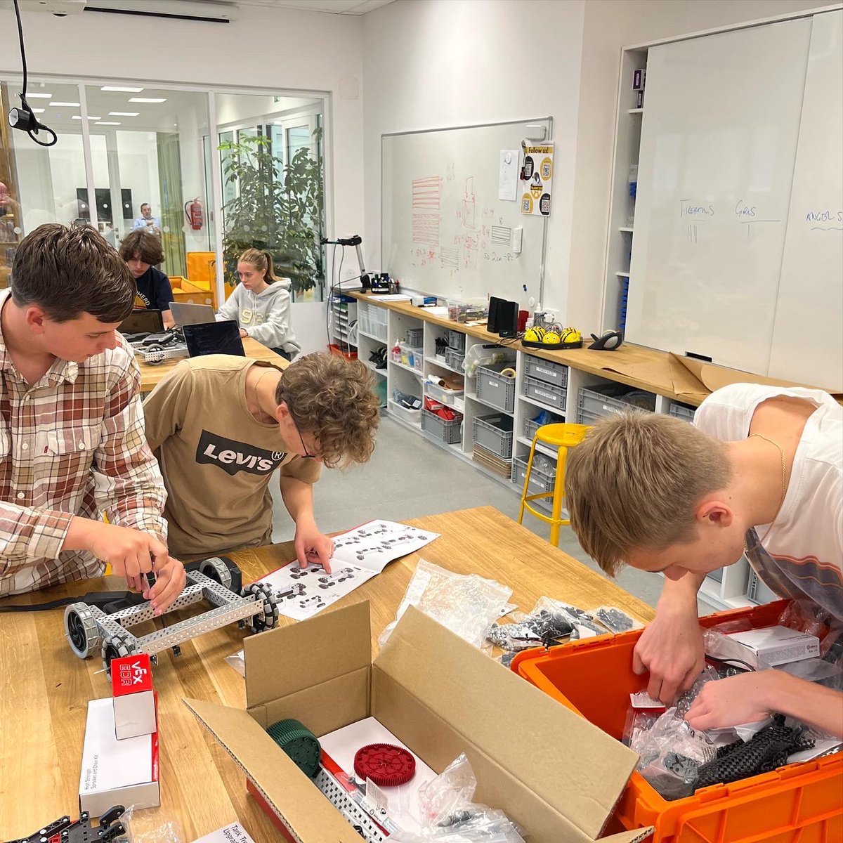 IspRobotics's tweet image. Building our robotics bases today with our @vexrobotics . Excited to see what comes next! 

#robotics #vexrobotics #revrobotics #rev #vex #isprobotics #isp #prague #praguetoday #school #vexworlds2021 #vexworlds2022 #vexworlds #roboticsclub #roboticsteam