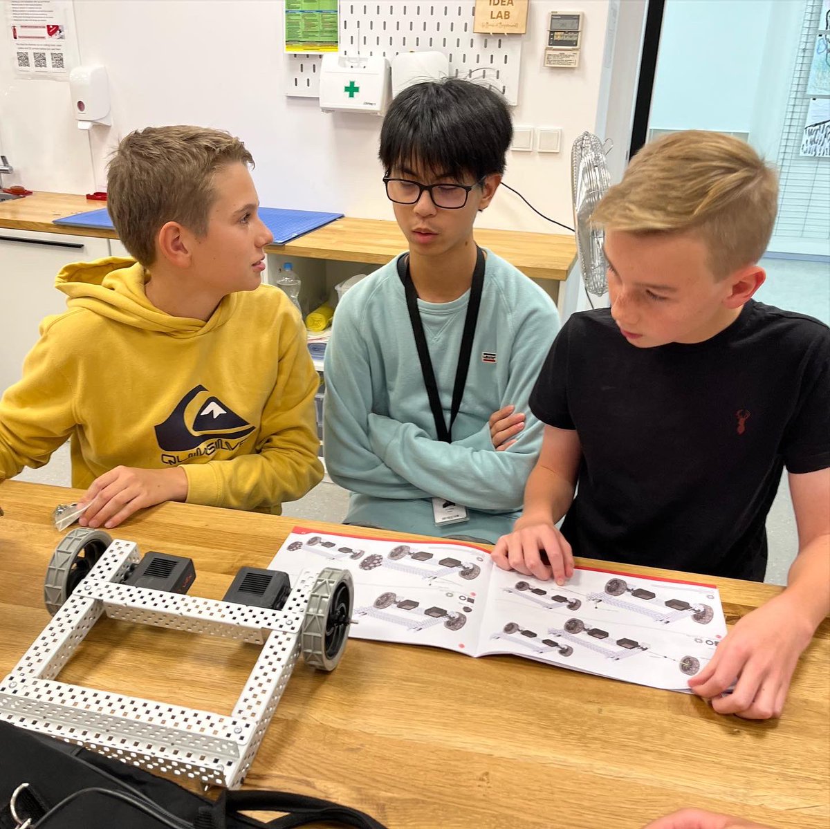 IspRobotics's tweet image. Building our robotics bases today with our @vexrobotics . Excited to see what comes next! 

#robotics #vexrobotics #revrobotics #rev #vex #isprobotics #isp #prague #praguetoday #school #vexworlds2021 #vexworlds2022 #vexworlds #roboticsclub #roboticsteam