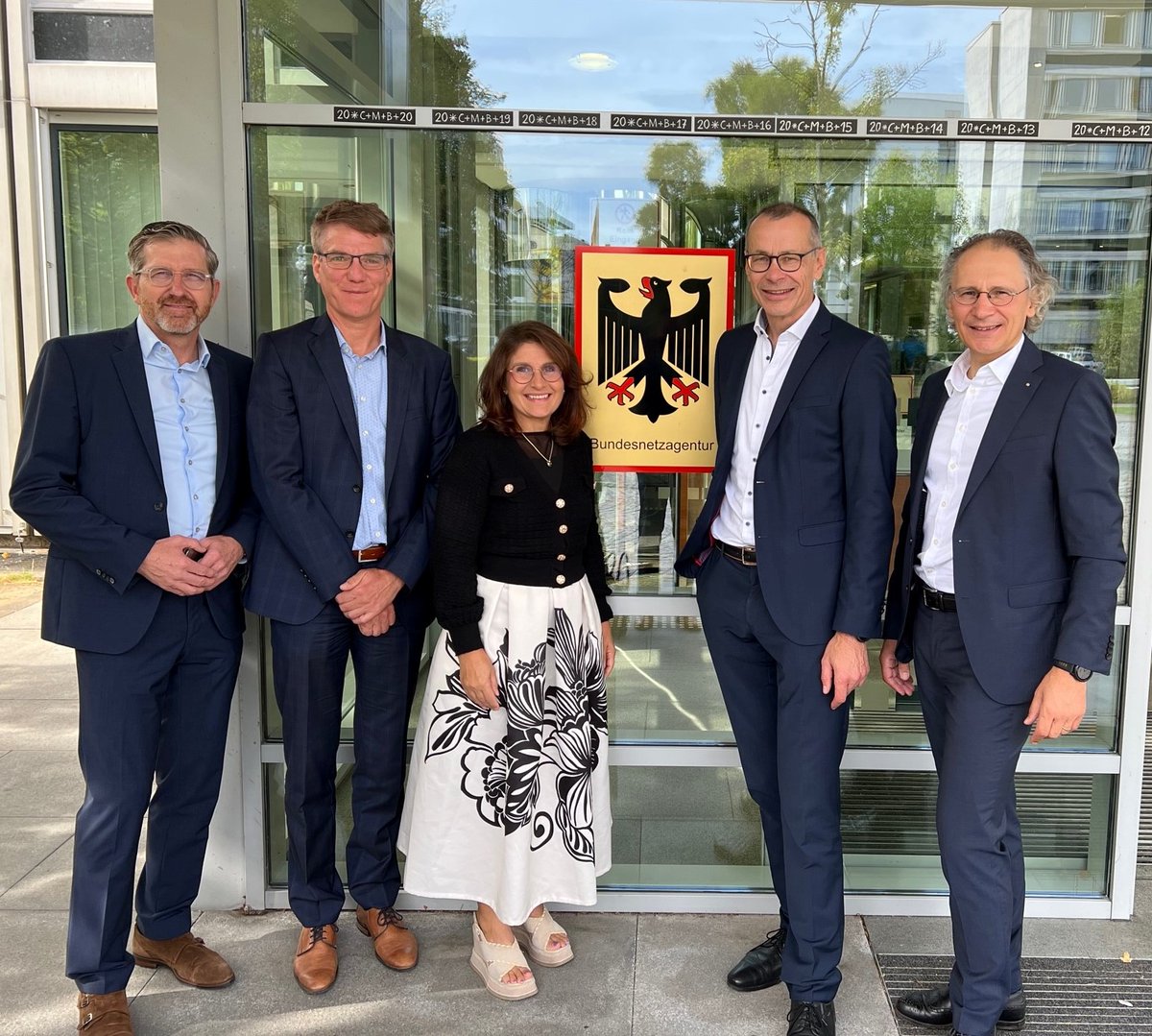 BREKOverband's tweet image. Guter Austausch heute mit @Klaus_Mueller &amp;amp; Vizepräsident Dr. Eschweiler bei der @BNetzA. Prof. Dr. Böcker stellte #BREKOMarktanalyse 2022 vor. Anschließend sehr konstruktive Gespräche zur Umsetzung des Rechts auf Internetgrundversorgung, Kupfer-#Glasfaser-Migration, #OpenAccess