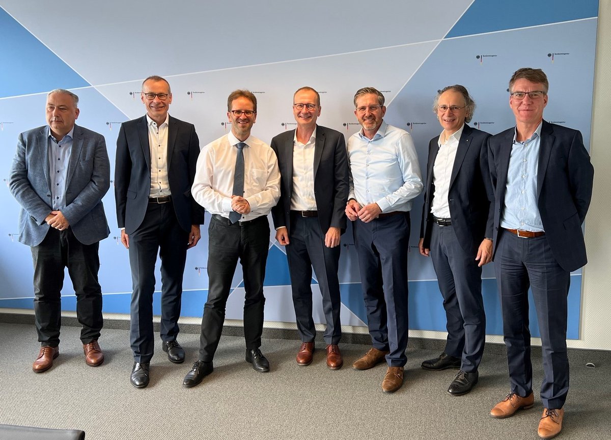 BREKOverband's tweet image. Guter Austausch heute mit @Klaus_Mueller &amp;amp; Vizepräsident Dr. Eschweiler bei der @BNetzA. Prof. Dr. Böcker stellte #BREKOMarktanalyse 2022 vor. Anschließend sehr konstruktive Gespräche zur Umsetzung des Rechts auf Internetgrundversorgung, Kupfer-#Glasfaser-Migration, #OpenAccess