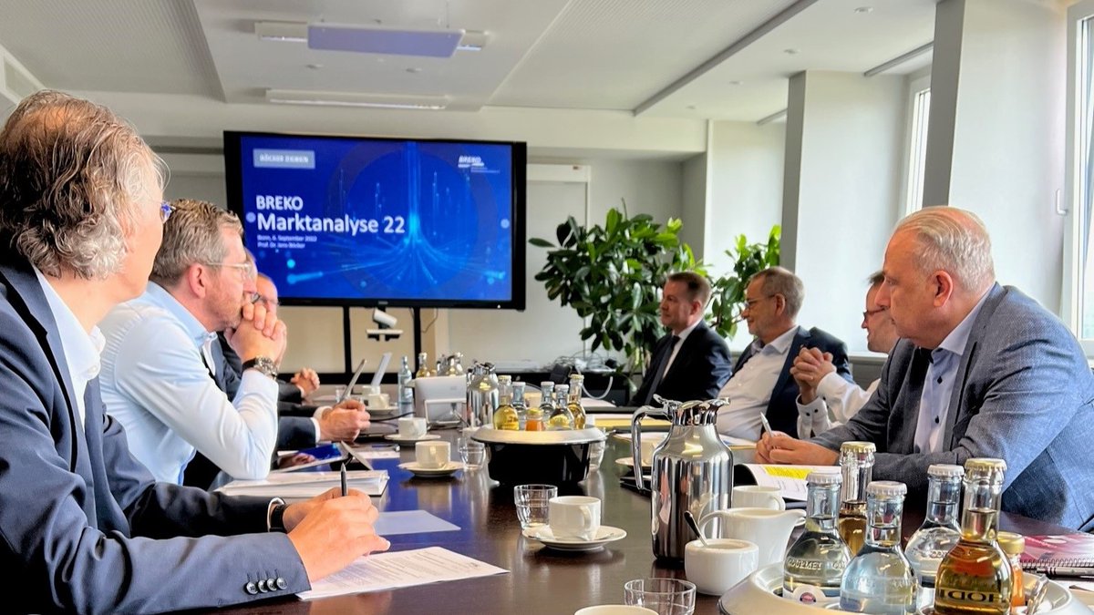 BREKOverband's tweet image. Guter Austausch heute mit @Klaus_Mueller &amp;amp; Vizepräsident Dr. Eschweiler bei der @BNetzA. Prof. Dr. Böcker stellte #BREKOMarktanalyse 2022 vor. Anschließend sehr konstruktive Gespräche zur Umsetzung des Rechts auf Internetgrundversorgung, Kupfer-#Glasfaser-Migration, #OpenAccess