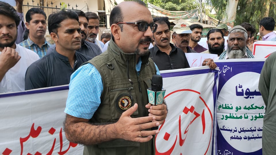 EngrYahya1991's tweet photo. ڈیڑھ سال گزرنے کے باوجود %25 اور %15 ڈسپیرٹی الاؤنس کی عدم ادائیگی پر پنجاب بھرکے ٹیوٹا ملازمین کا مسلسل تئیسویں روز بھی شدید احتجاج
 ضلع جھلم کے تمام ٹیکنیکل اداروں کی پریس کلب سے ڈیپٹی کمشنر آفس تک احتجاجی ریلی۔ وکلاء برادری کا اظہارِ یکجہتی.
#TEVTA_Protest 
@ZaheerAMalik https://t.co/Wz94Eq35HI