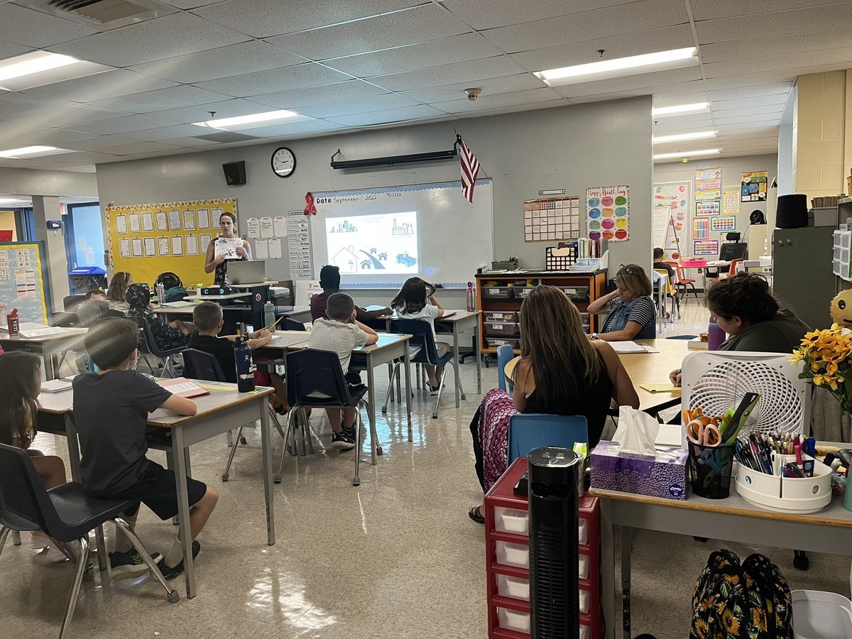Our science coach, Angela  St. Lawrence, modeling a new Amplify lesson for our Grade 4 Teachers!  <a href="/NASHUASCHOOLS/">NashuaSchools</a> #nsd42 #workingtogether