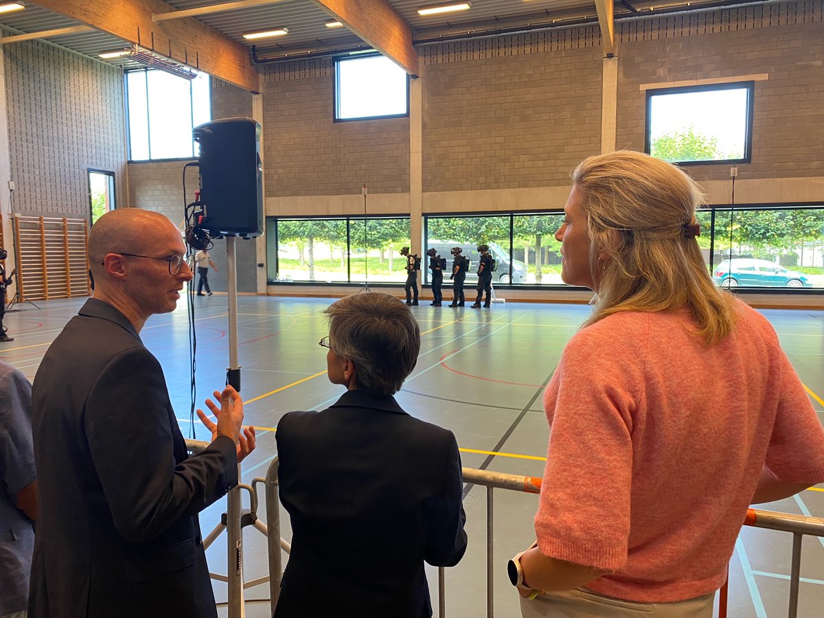 KU_Leuven's tweet image. Minister van Binnenlandse Zaken @AnneliesVl en gouverneur Berckx kwamen de resultaten zelf bekijken en benadrukten het belang van dit innovatieve project. #SHOTPROS #kuleuven @CampusVesta