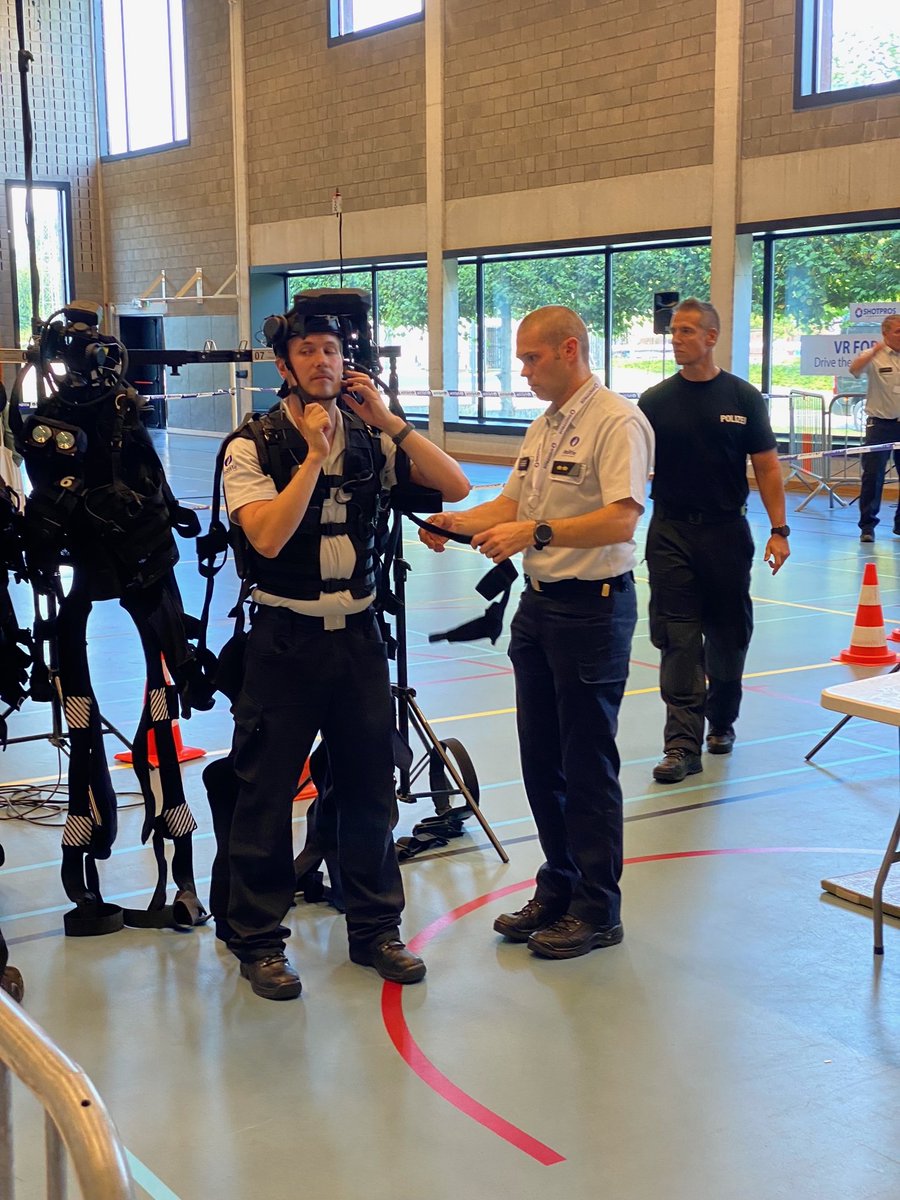 KU_Leuven's tweet image. Minister van Binnenlandse Zaken @AnneliesVl en gouverneur Berckx kwamen de resultaten zelf bekijken en benadrukten het belang van dit innovatieve project. #SHOTPROS #kuleuven @CampusVesta