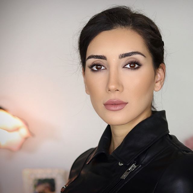 takbroz's tweet photo. در اين بخش بيوگرافي صدف بيوتي « صدف مسائلي »، بيوتي بلاگر مشهور در فضاي مجازي را مرور ميکنيم. امروز از 0 تا 100 با صدف مسائلي و همسرش آشنا ميشويم. در ادامه با مجله  تک بروز همراه باشيد.
 https://t.co/qTyTleP7Rr

#صدف_بیوتی 
#Sadaf_beauty https://t.co/Qq6Ysz8Tx0