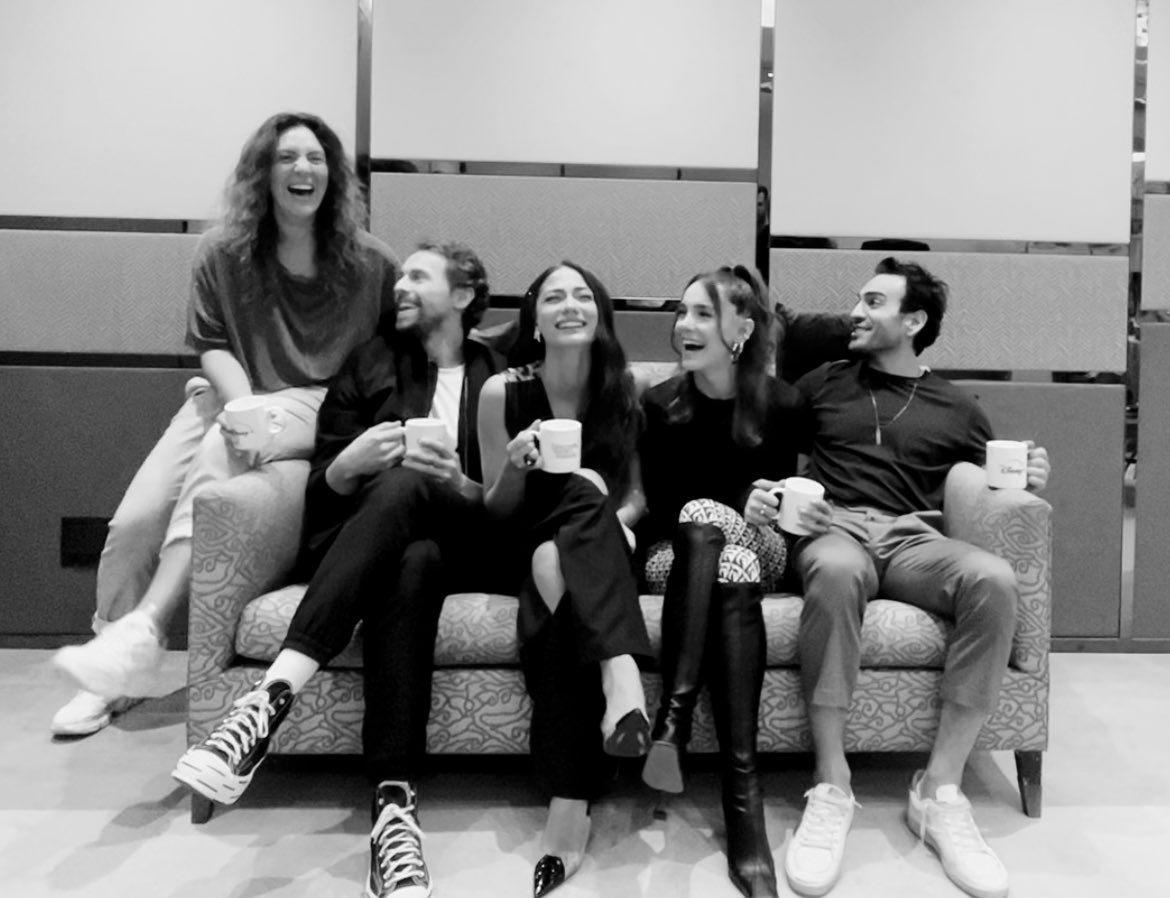 Yasemin Şefik (@yaseminsefik) on Twitter photo #mevzuaşk yeni bölüm konuklarım çok yakında 🎬 #dünyaylabenimaramda <a href="/episodedergi/">Episode Dergi</a> <a href="/DisneyPlusTR/">Disney+ Türkiye</a> #mevzuaşk yeni bölüm konuklarım çok yakında 🎬 #dünyaylabenimaramda <a href="/episodedergi/">Episode Dergi</a> <a href="/DisneyPlusTR/">Disney+ Türkiye</a>