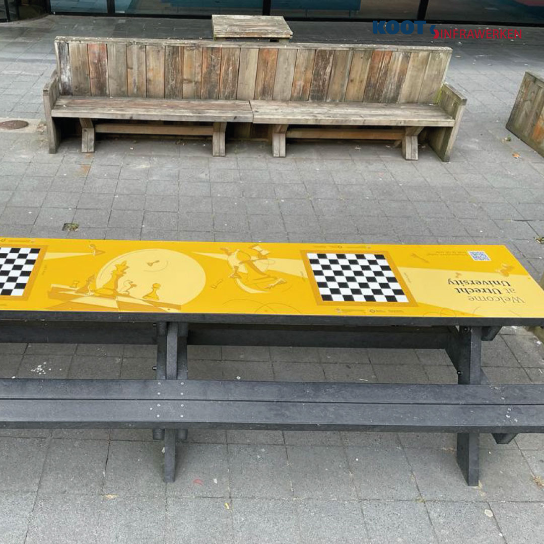 info_koot's tweet photo. Voor het Utrecht Science Park hebben wij op 6 verschillende locaties pingpong tafels en picknick/schaak tafels geplaatst. Studenten kunnen bij de ingangen van de college gebouwen schaakstukken en pingpong batjes ophalen. mede mogelijk gemaakt door het NPO. https://t.co/hYxXU189ZH