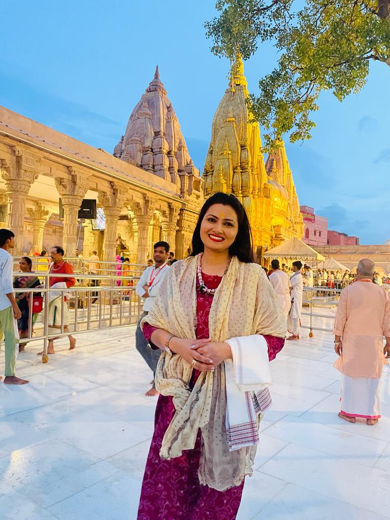 chitraaum's tweet photo. श्रीकाशी विश्वनाथ की सोमवार शाम की ये तस्वीर है. बारिश के बावजूद बाबा विश्वनाथ के दर्शनार्थियों में जोश भरा हुआ था.मंदिर की भव्यता हर दिन विस्तार ले रही है.

सबसे ख़ास बात ये कि वहाँ पर सफ़ाई कर्मचारी लगातार प्रांगण की साफ़ सफ़ाई में जुटे हुए थे.चमचमाता फ़र्श ये खुद बता रहा है. https://t.co/SarnRIEWUi