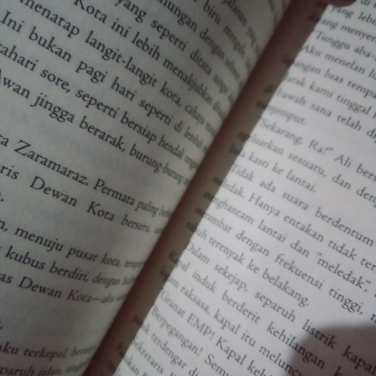 scharchive's tweet image. — selasa, 13/09/2022

hari ini gada progress apa apa selain baca novel.... matahari by tere liye.