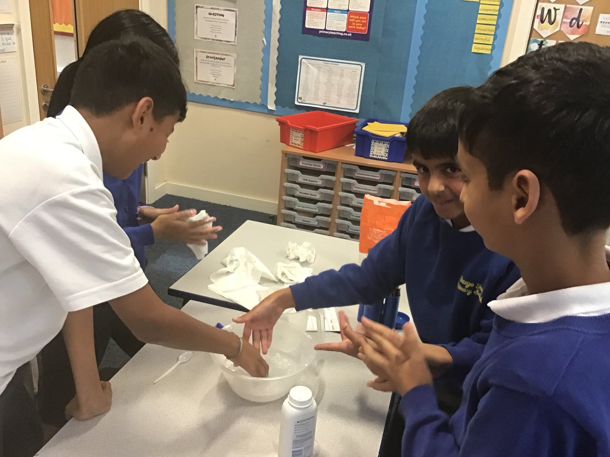 gfprimarycov's tweet photo. 5H have been enjoying their first science experiment of the year, testing soluble and insoluble solids. #GFYear5 #GFScience https://t.co/r0yMIdkFcI