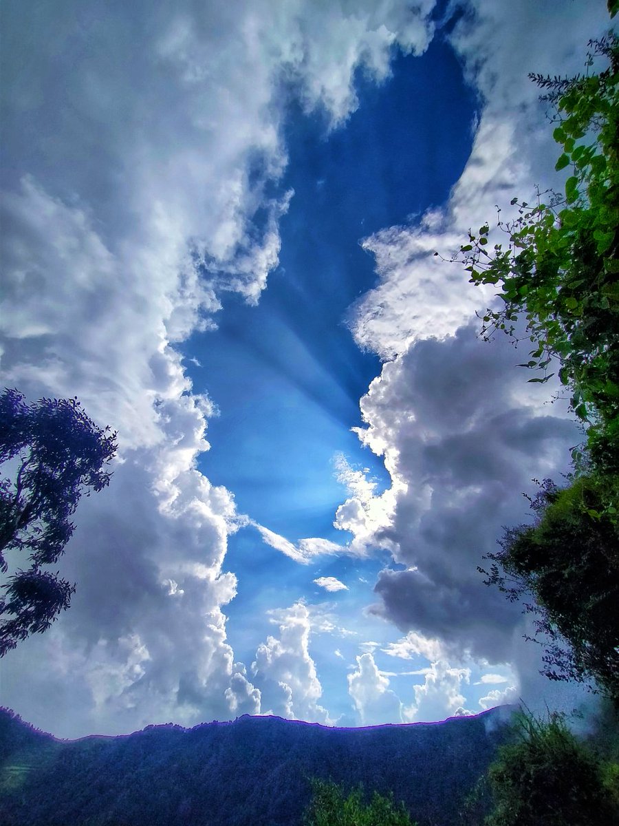 VinodVision's tweet photo. It's is the darkest moments when the cracks allow the lights to come out

#nature #NaturePhotography #NatureBeauty #clouds #mountains #Himachal #HimachalPradesh  
@hp_tourism @incredibleindia https://t.co/GK4mtwWMSE