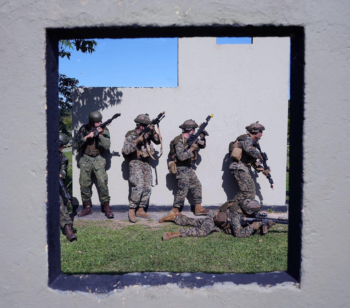 marforres's tweet photo. MARFORRES Marines conduct Military Operations in Urban Terrain training with the Brazilian Marine Corps during exercise #UNITASLXIII at Ilha do Governador, Rio de Janeiro, Sept. 7.

#AlliesAndPartners #CombinedForce https://t.co/6fiOCTA7gN