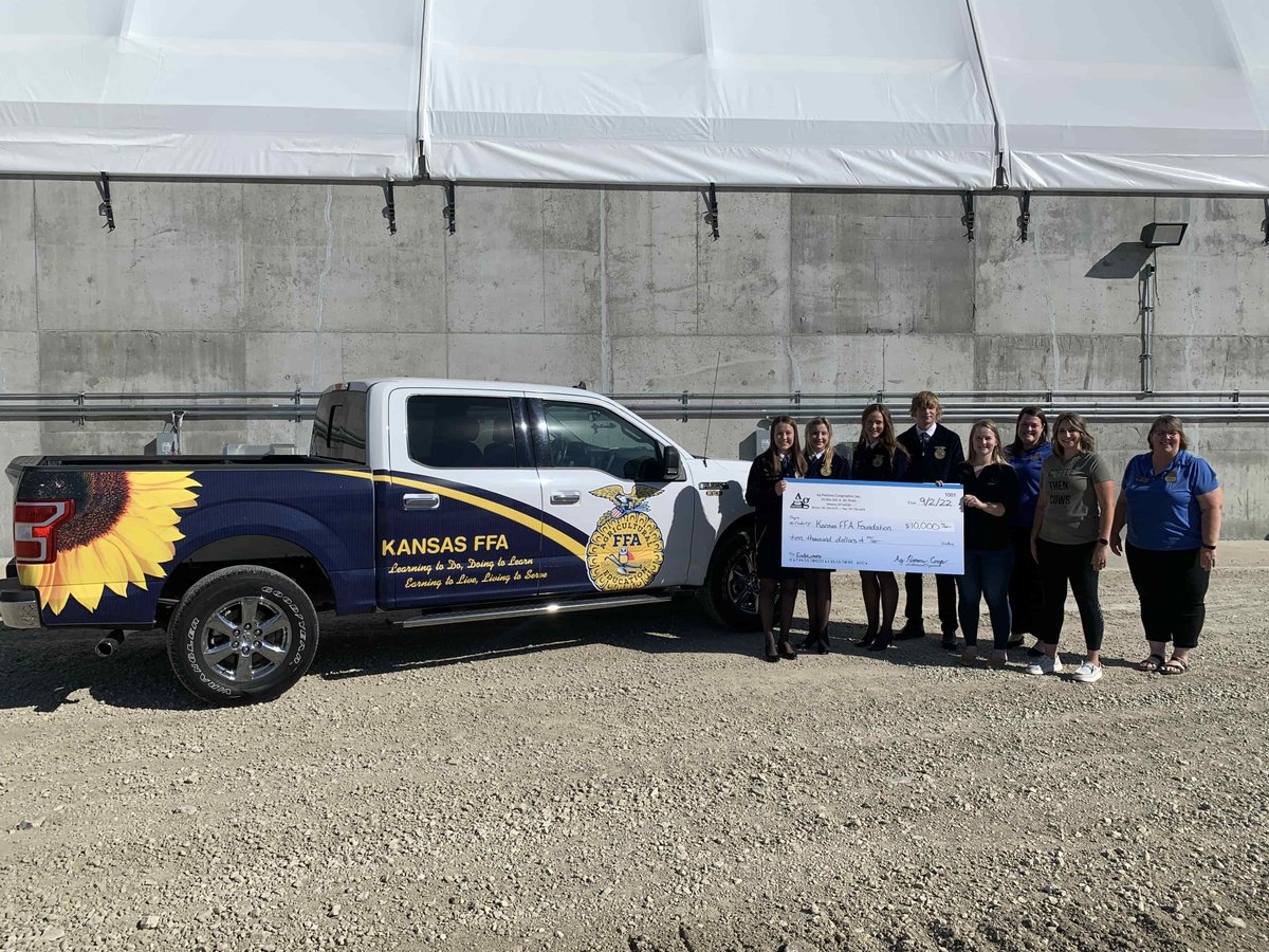AgPartnersCoop's tweet photo. A donation of $10,000 was made to the Kansas FFA Foundation through a match with the CHS Seeds for Stewardship Program. This will help maintain Kansas FFA programs and also allow for potential growth in opportunities, scholarships and programs. 
#FFA #Donation
@KansasFFA @CHSInc https://t.co/tTeevsuPkE
