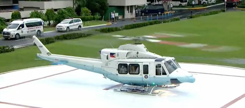 GerryCacanindin's tweet photo. Ito yung Bell 412. The same chopper na pinapahiram ni BBM kay Sara para ihatid si VP sa kung saan ang mga anak niya to tuck them to bed. Average operating cost: US$ 2,193 per hour or P125,000 kada oras. Tama nga, mayaman ang Pilipinas. Di nga lang mga mamamayan ang nakikinabang. https://t.co/aIfme5qbFS